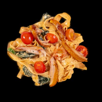 Паста с копченой курицей в соусе чили