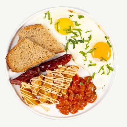 Яичница по-домашнему с колбасками и фасолью