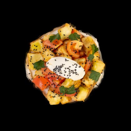 Салат с баклажанами фри и томатами в соусе свит чили и творожным кремом